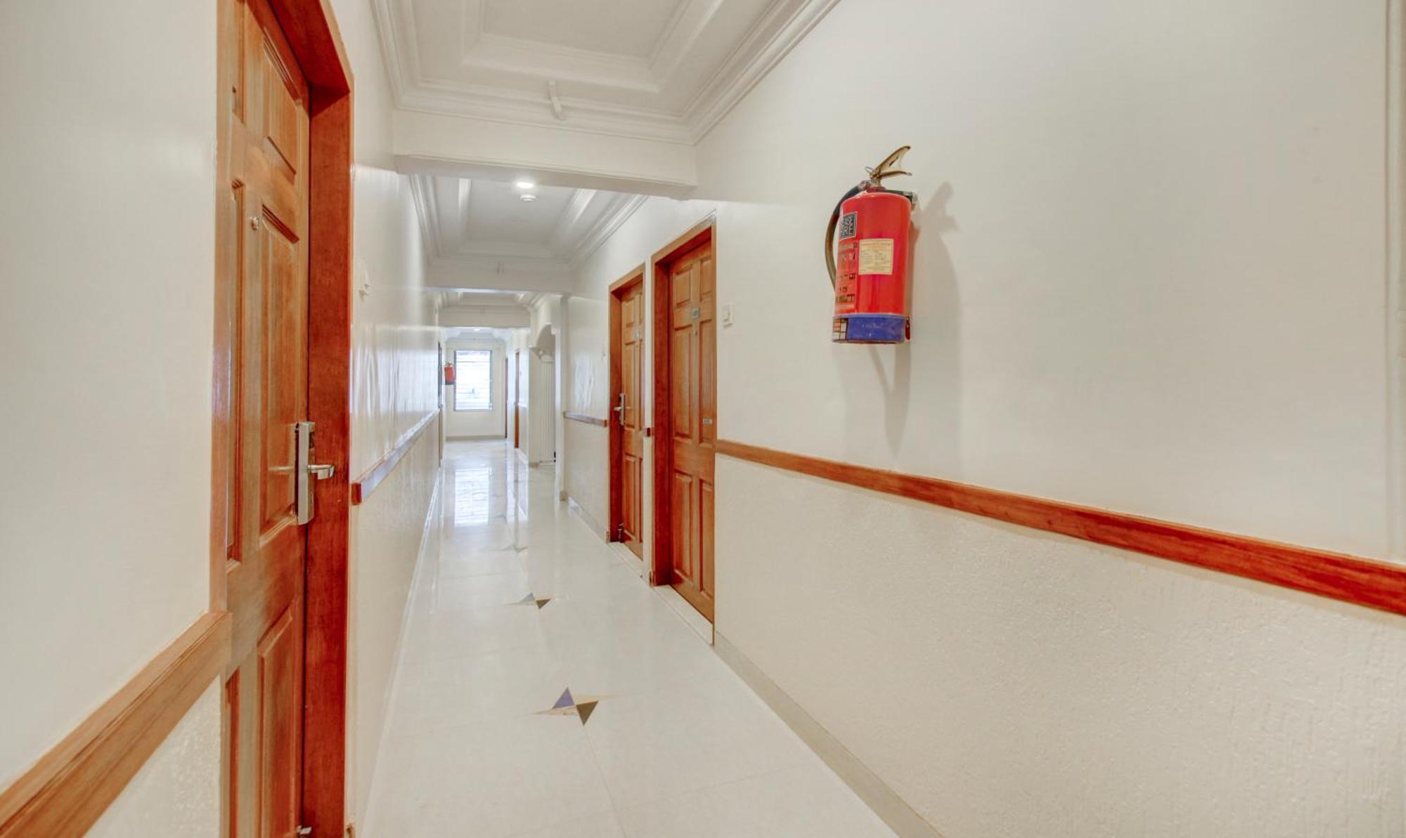 Treebo Cruz Royale Santacruz West Otel Mumbai Dış mekan fotoğraf