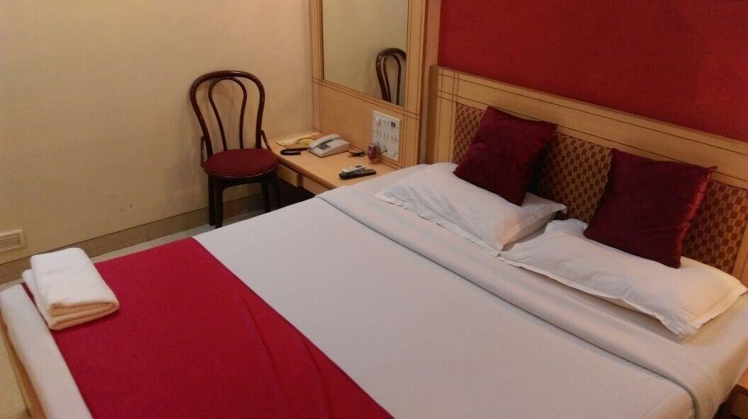 Treebo Cruz Royale Santacruz West Otel Mumbai Dış mekan fotoğraf