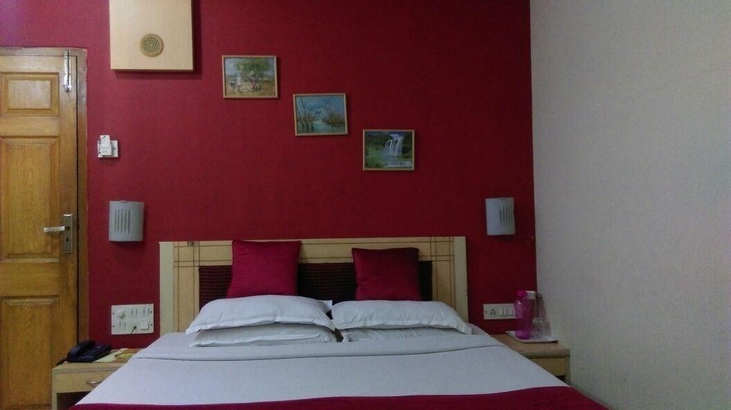 Treebo Cruz Royale Santacruz West Otel Mumbai Dış mekan fotoğraf